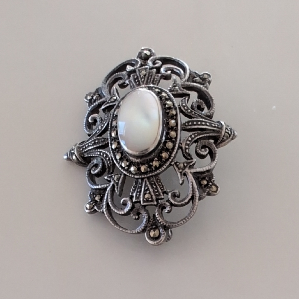 Elegant Silver Brooch with Pearl Accent